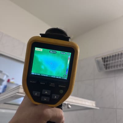 מד חום אינפרא אדום בשימוש לבדיקה