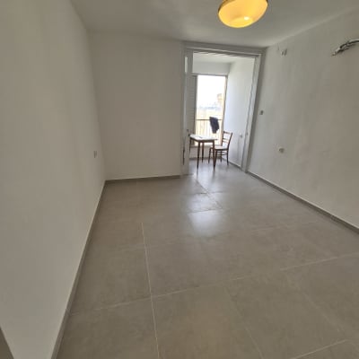 חדר עם רצפת אריחים חדשים ותאורה מותקנת