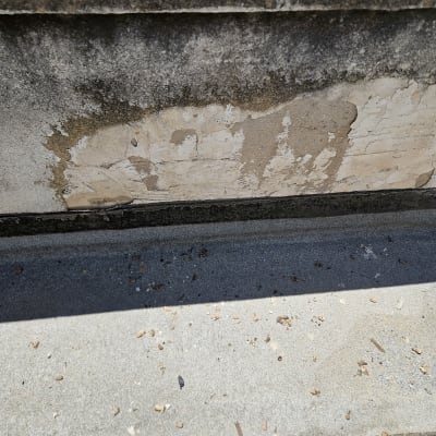 קיר עם סימני רטיבות והתקלפות בטיח