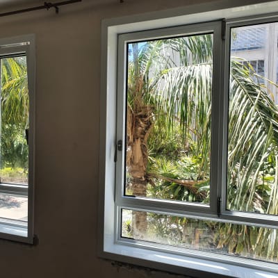 חלונות אלומיניום פתוחים עם מסגרות לבנות