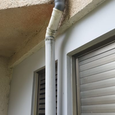 צינור פלסטיק עם מחברים על קיר חיצוני