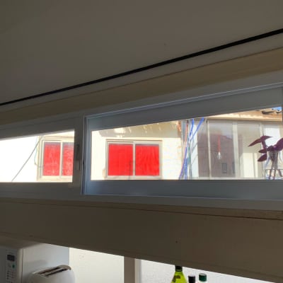 חלון אלומיניום עם מסגרת לבנה