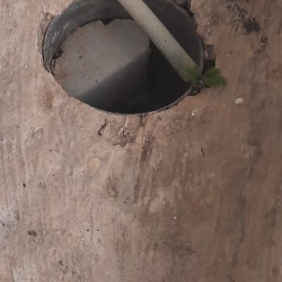 צינור פלסטיק עובר דרך חור בבטון