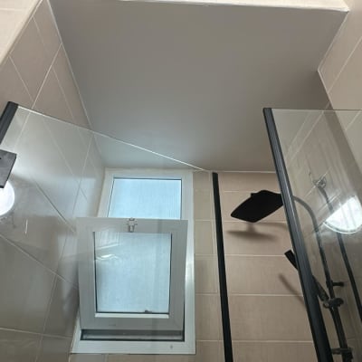 מקלחת עם דלת זכוכית וברז שחור