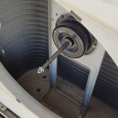 חלק פנימי של מזגן עם מאוורר ומנוע