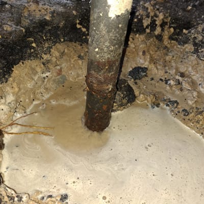 צינור חלוד במים ובוץ