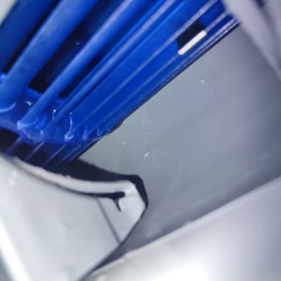 חלק פנימי של מזגן עם סורגי פלסטיק כחולים