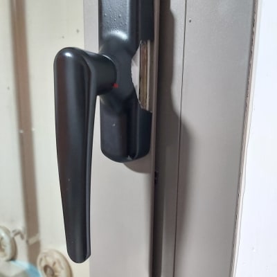 ידית חלון אלומיניום על מסגרת מתכת