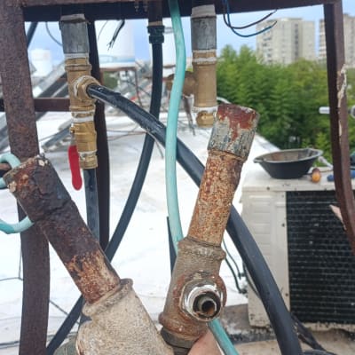 צנרת חלודה ומחברים במערכת סולארית