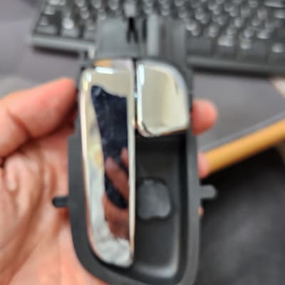 חלק פלסטיק עם ידית כרום לרכב