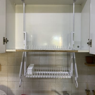 מתקן לייבוש כלים במטבח עם ארונות פתוחים