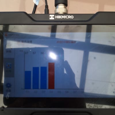 מסך מכשיר Hikmicro עם גרף עמודות צבעוני