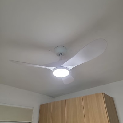 מאוורר תקרה עם תאורה בחדר