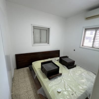 חדר עם קירות צבועים ורהיטים מכוסים בניילון