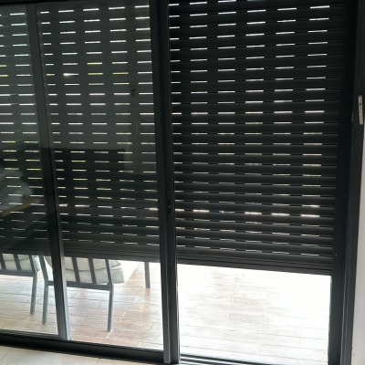 תריסים שחורים סגורים עם חריצים לאור