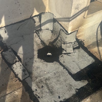 עבודת איטום על גג עם זפת וחומרים נוספים