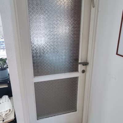 דלת עם זכוכית מחוספסת ודוגמת יהלומים