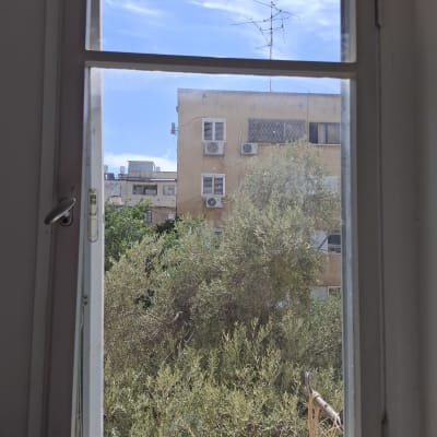 זכוכית שקופה מותקנת בחלון ביתי הצופה לנוף חיצוני