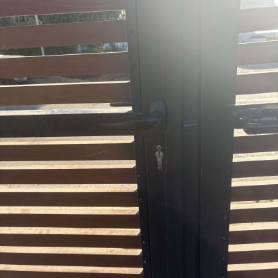 שער מתכת עם ידית ומנעול