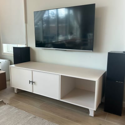 מזנון טלוויזיה מעץ עם מדפים ודלתות