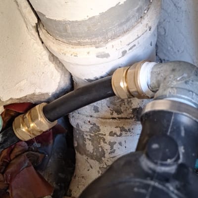 חיבורי צנרת עם מחברים מתכתיים