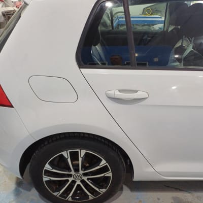 חלק אחורי של רכב לבן עם גלגלים