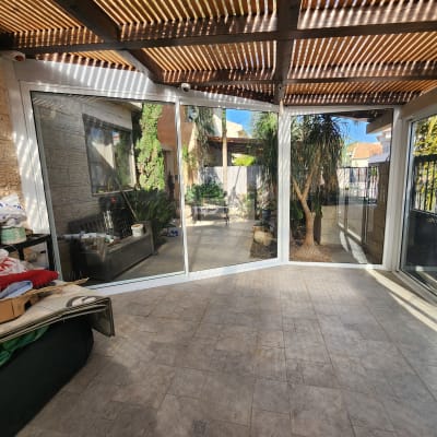 חלונות אלומיניום גדולים עם מסגרות לבנות