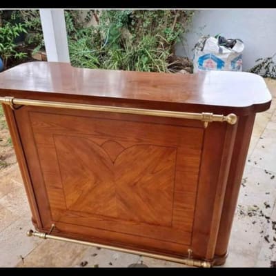 דלפק עץ עם מוטות מתכת מוזהבים