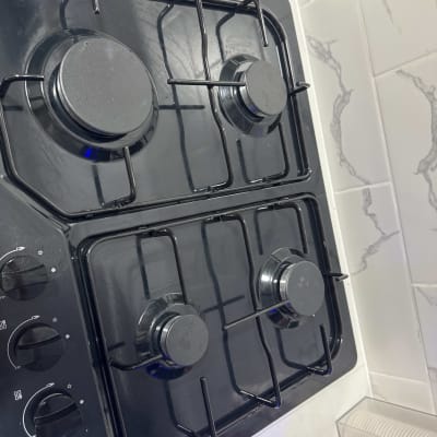 כיריים גז שחורות עם ארבעה מבערים