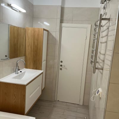 חדר אמבטיה משופץ עם כיור חדש ומראה