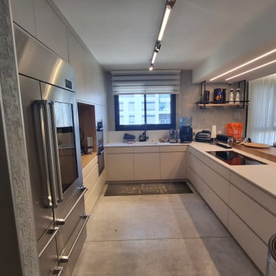 מטבח מודרני עם ארונות ותנור אפייה