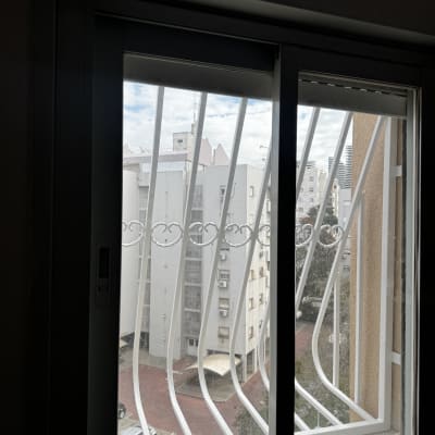 חלון עם סורגים נוף עירוני ברקע