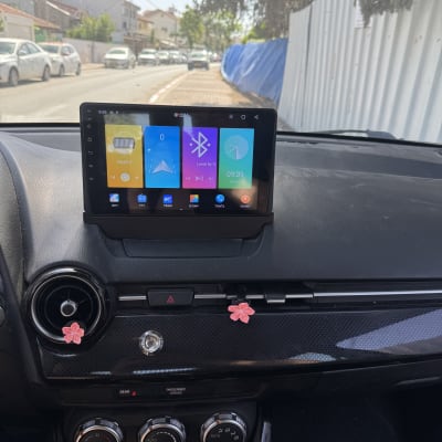 מערכת מולטימדיה ברכב עם מסך מגע ותצוגת אפליקציות