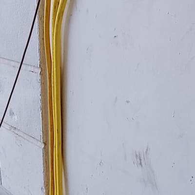 צינורות גז צהובים מחוברים לקיר