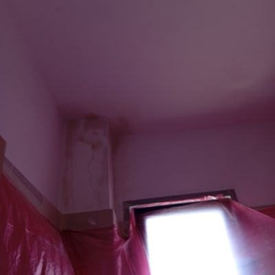 קיר עם כיסוי פלסטיק ורמזים לצביעה