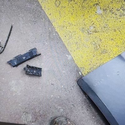 חלקי פלסטיק שבורים על רצפת מוסך