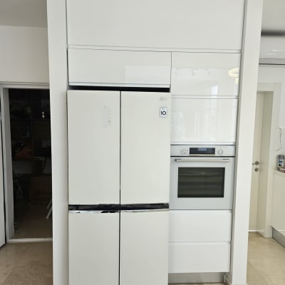 מקרר ותנור בילט אין במטבח מודרני