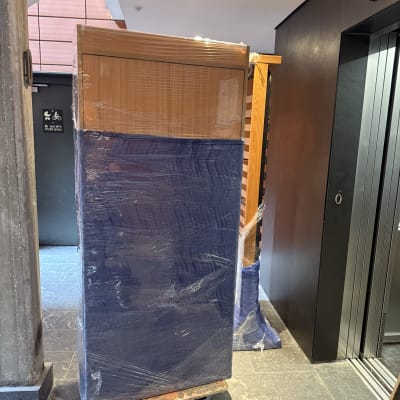 רהיטים עטופים בניילון על עגלת הובלה ליד מעלית