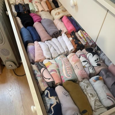 מגירה עם בגדים מקופלים ומאורגנים בצפיפות