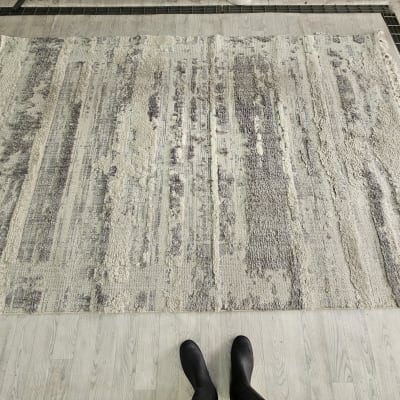 שטיח בהיר עם דוגמאות כהות על רצפה בהירה