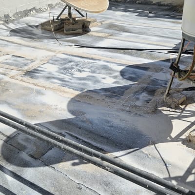 גג עם ציפוי איטום ולוויין