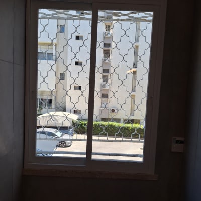 חלון עם סורגים מבט החוצה לבניין