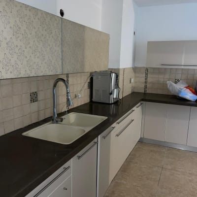 כיור מטבח עם ברז, משטח עבודה נקי