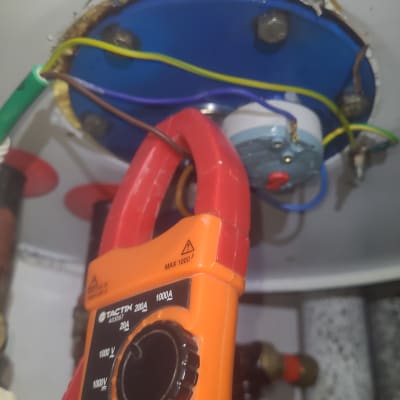 מד זרם מחובר לחוטים במערכת חימום מים