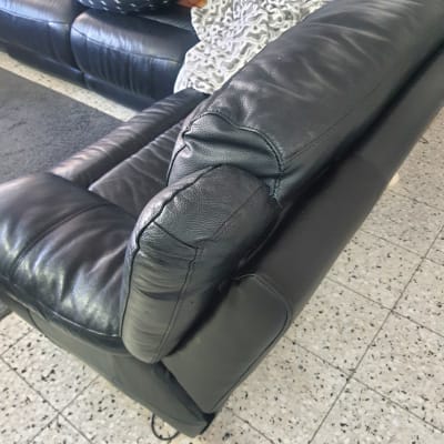 ריפוד עור שחור על ספה עם תפרים גלויים