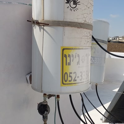 דוד שמש עם צינורות וחיבורים על גג