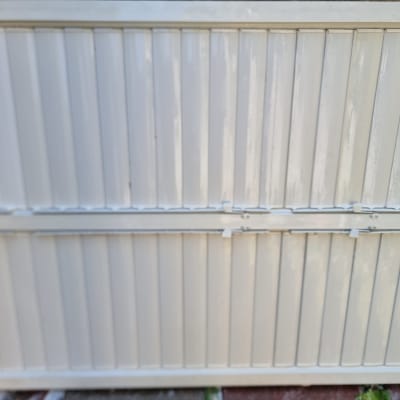 שער מתכת לבן עם לוחות אנכיים