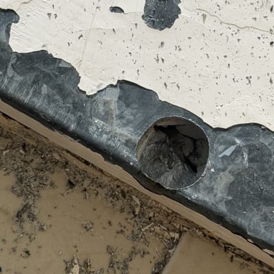 חור בקיר עם סימני עבודה בתחום המנעולנות