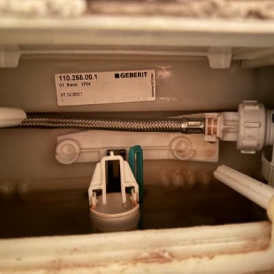 חלקים פנימיים של מיכל הדחה בשירותים