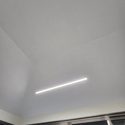 תקרה עם תאורה מודרנית